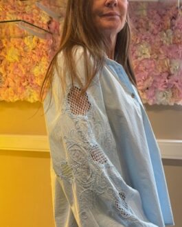 Blouse blauw met fantasie op de mouw