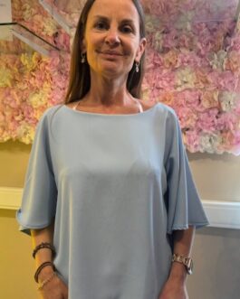Blouse lichtblauw vleermuismouwen