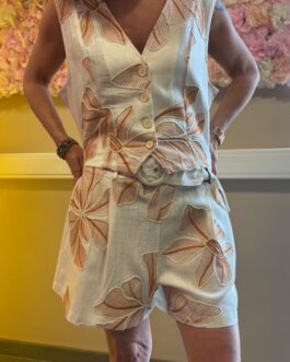 Short wit met bloemen en riem