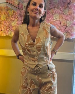 Short camel met bloemen en riem