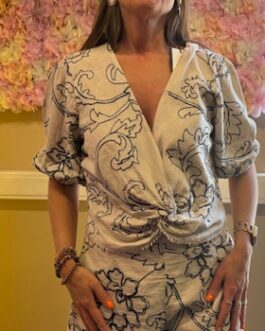 Top ecru met blauwe fantasie tekening