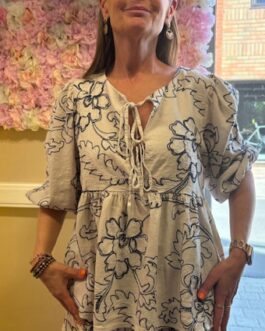 Top lang ecru met blauwe fantasie tekening