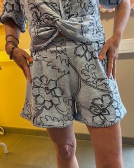 Short lichtblauw met fantasie
