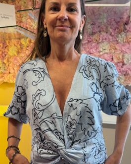 Top lichtblauw met fantasie tekening