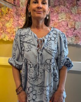 Top lang lichtblauw met fantasie tekening