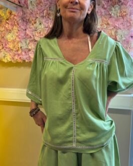 Short groen met ecru tekening