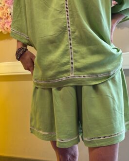 Short groen met ecru tekening